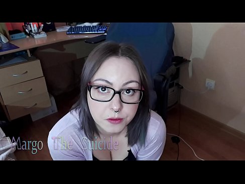 ❤️ Көзілдірік киген сексуалды қыз камерада дилдоны терең сорып алады ️ Порно бойынша бізде ﹏