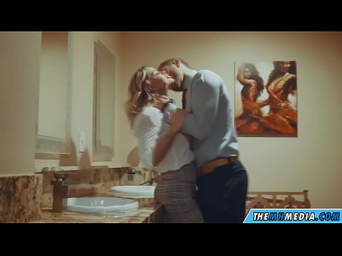 ❤️ Бүкіл аққұба сізді қоғамдық дәретханада азғырғанда ️ Порно бойынша бізде ﹏